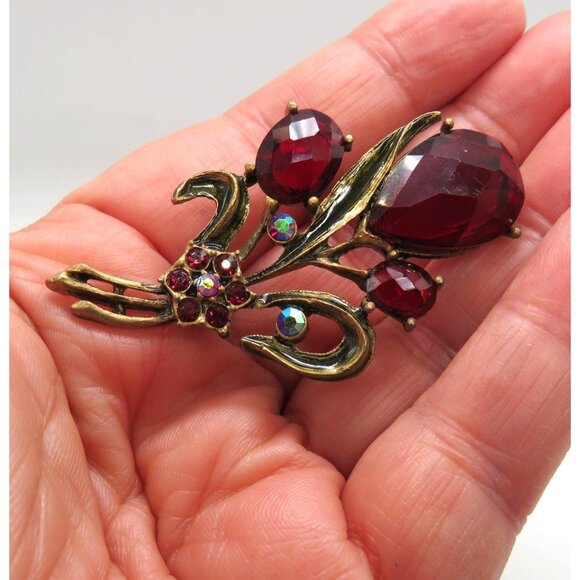 Vintage Floral Brooch 2" Red Faceted Lucite Gems Pin Antique Gold Tone Setting - Picture 9 of 10